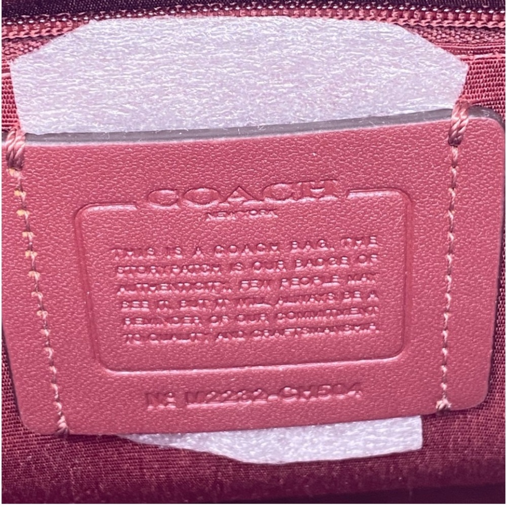 Coach Gallery Tote In
Signature Canvas
$178 $378 - Picture 12 of 14